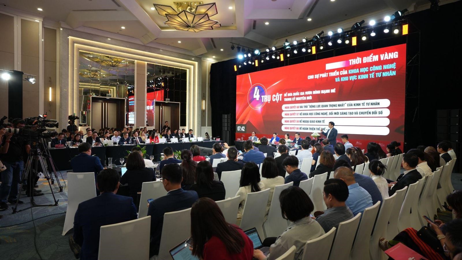 Các diễn giả phát biểu tại Diễn đàn Kinh tế Tư nhân Việt Nam 2025