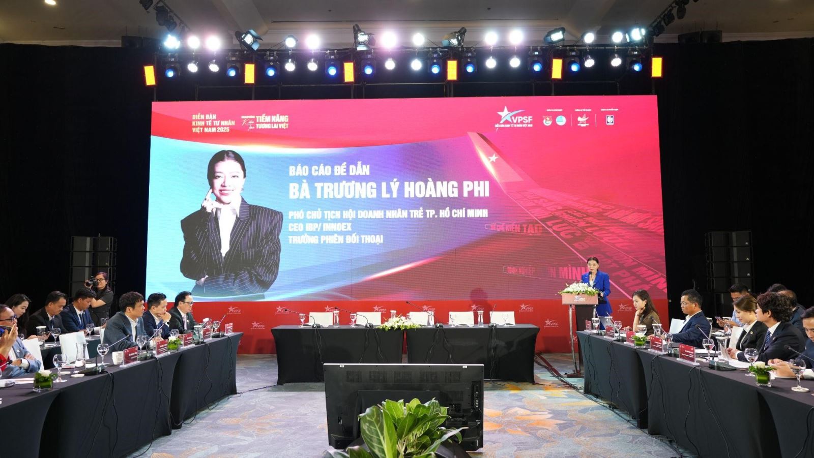 Các diễn giả phát biểu tại Diễn đàn Kinh tế Tư nhân Việt Nam 2025