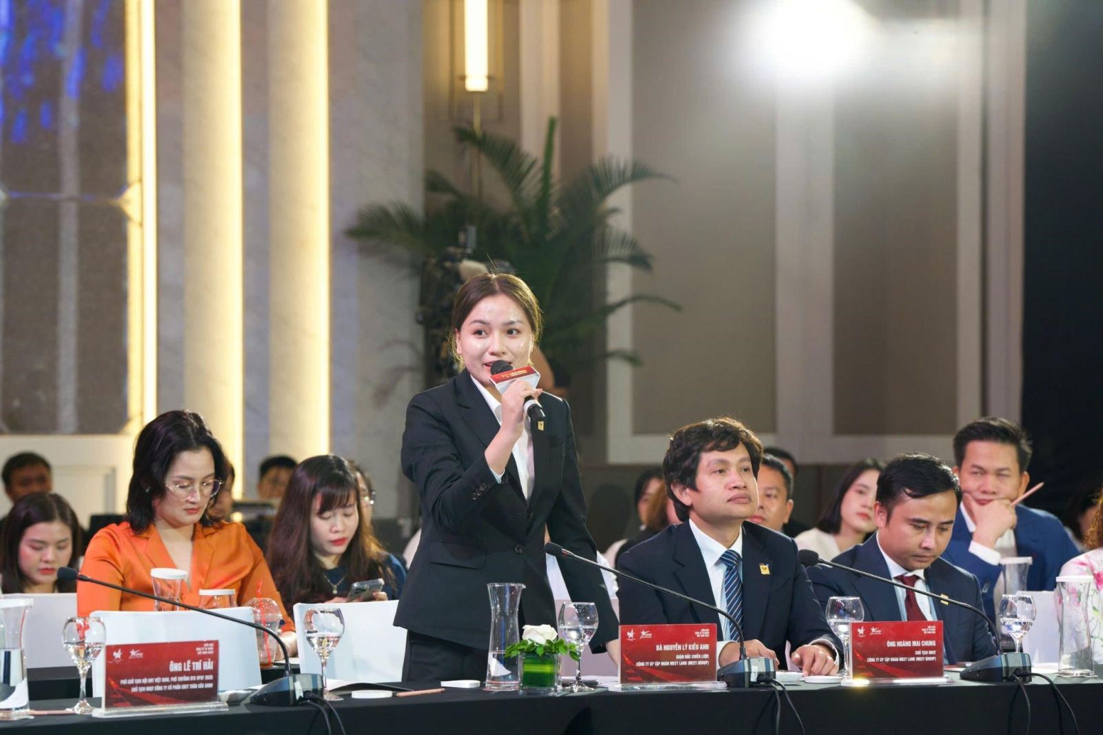 Bà Nguyễn Lý Kiều Anh - Giám đốc Chiến lược Meey Group đưa kiến nghị tại phiên đối thoại. Ảnh: Meey Group