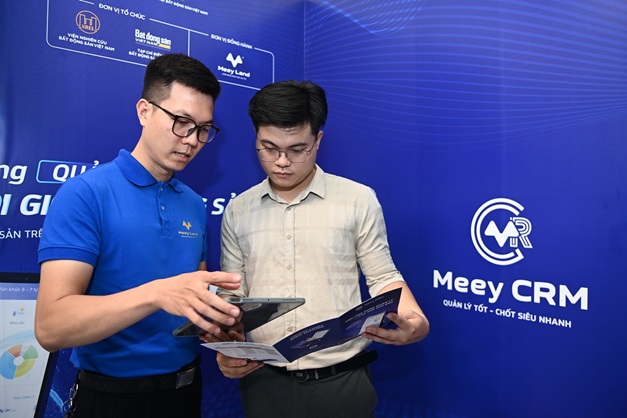 Khách mời tham dự Hội nghị trực tiếp trải nghiệm ứng dụng Meey CRM