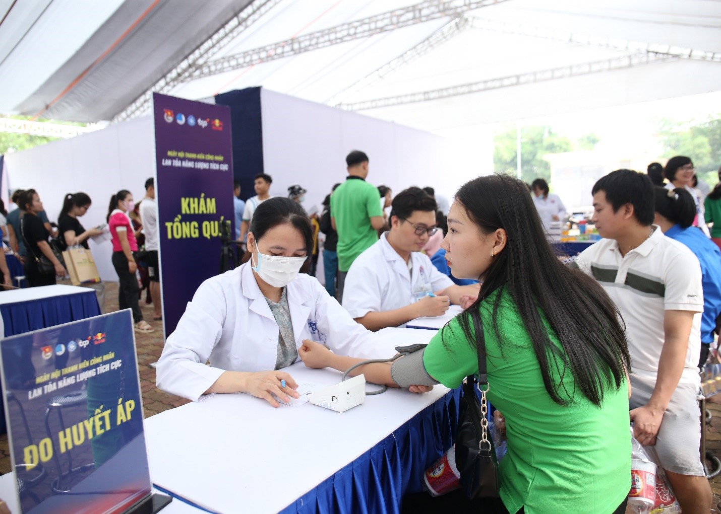 Tại Ngày hội, thanh niên công nhân đang làm việc tại Khu công nghiệp Thăng Long được tư vấn sức khỏe, phát thuốc miễn phí 