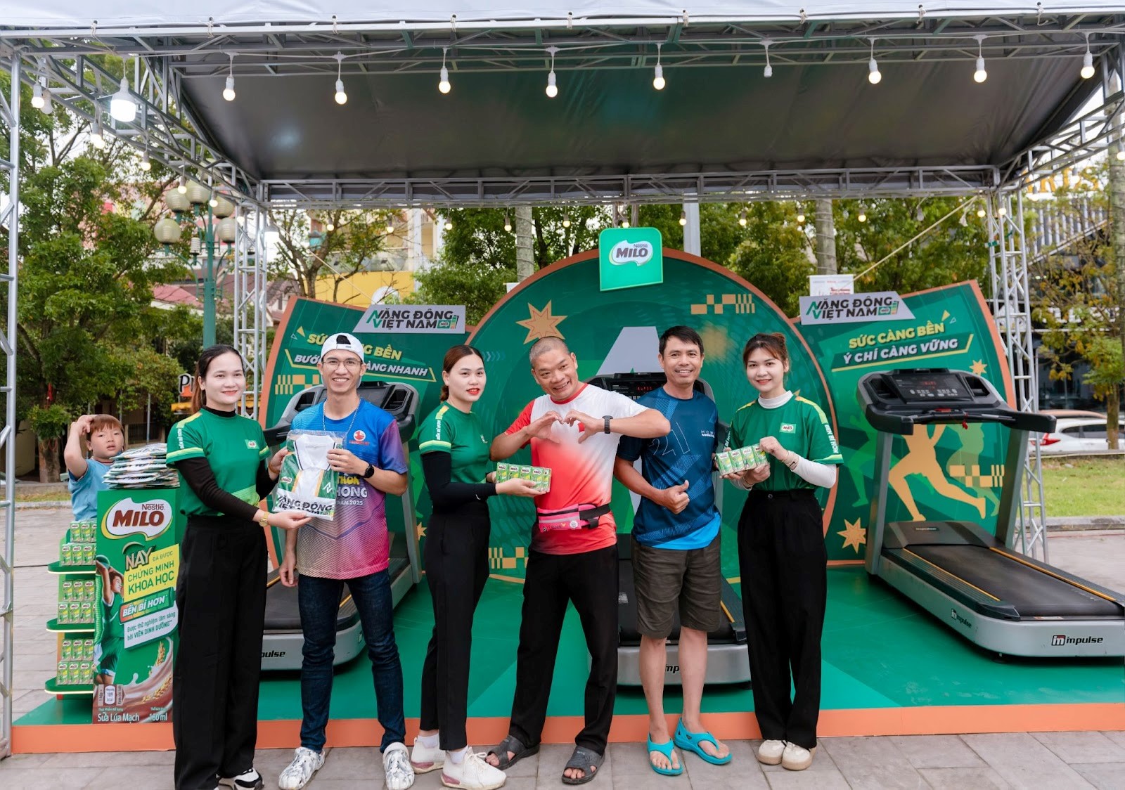 Khu vực trải nghiệm thể lực “Năng Động Việt Nam” của Nestlé MILO tại Giải Tiền Phong Marathon 2025, nơi người tham dự có thể tham gia thử thách chạy bộ, kiểm tra sức bền và nhận quà tặng từ nhãn hàng.