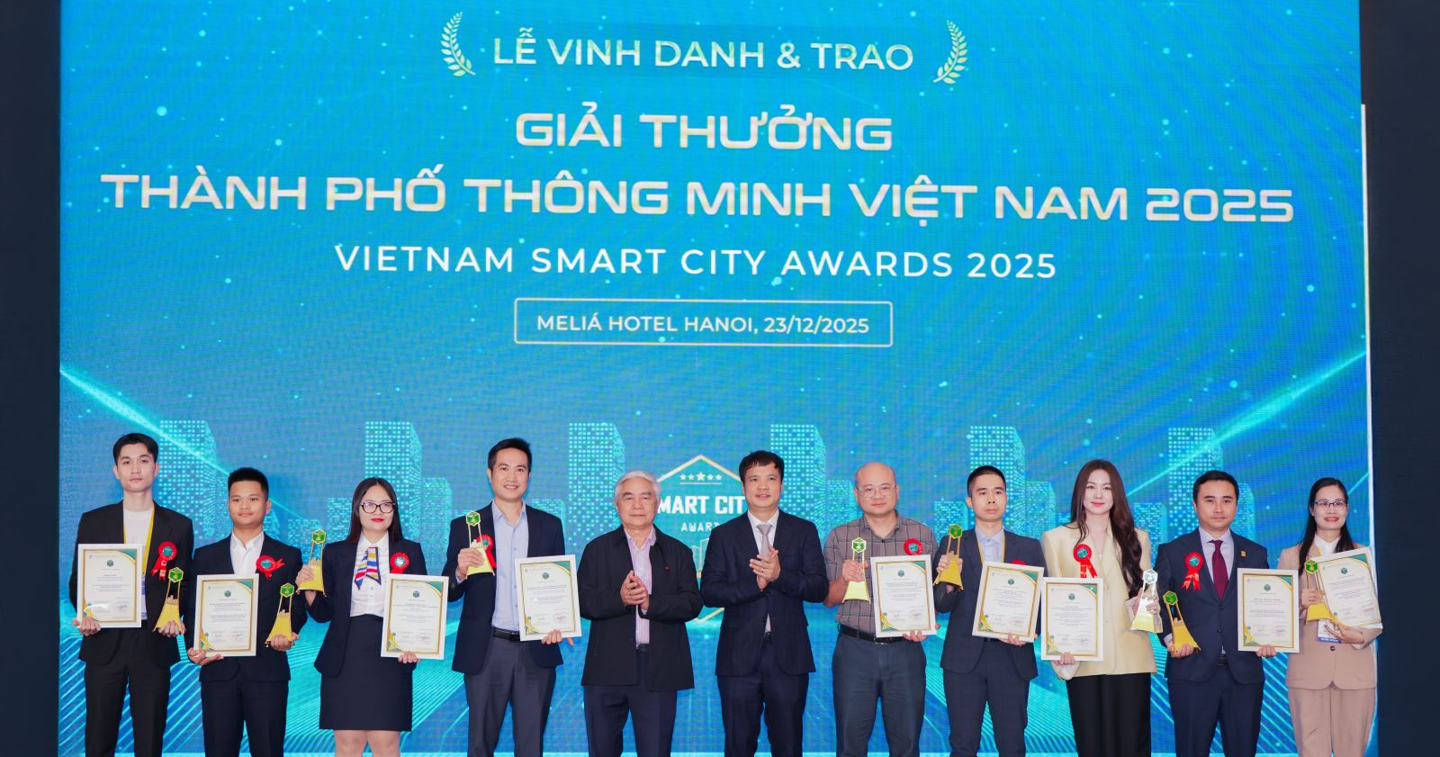 Ông Nguyễn Đức Tài, Giám đốc Tài chính Meey Group (thứ 2 từ phải sang) đại diện lên nhận Giải thưởng Công nghệ cho đô thị thông minh 2025