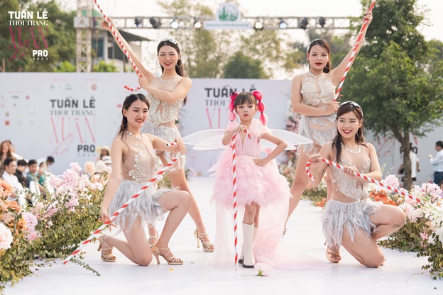 Màn trình diễn First Face của Mộc Trà được chuẩn bị công phu kỹ lưỡng cùng sự giúp sức của các người mẫu hỗ trợ