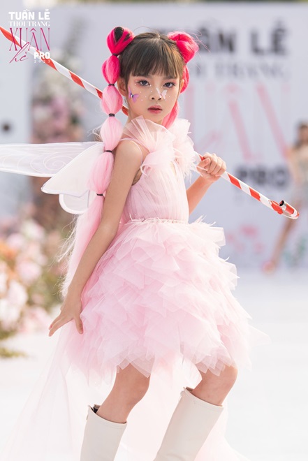 Mẫu nhí Mộc Trà xuất hiện ngọt ngào nổi bật với vị trí First Face mở màn cho BST Pink