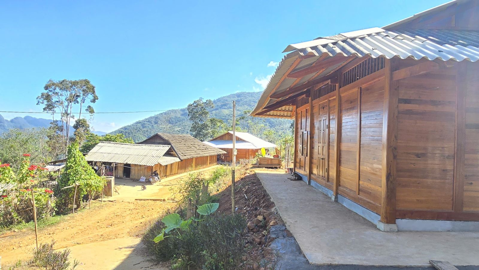 Nhiều ngôi nhà mới khang trang được xây dựng, cho thấy sự đổi thay tích cực của bản Mùa Xuân (xã Giao Thủy).