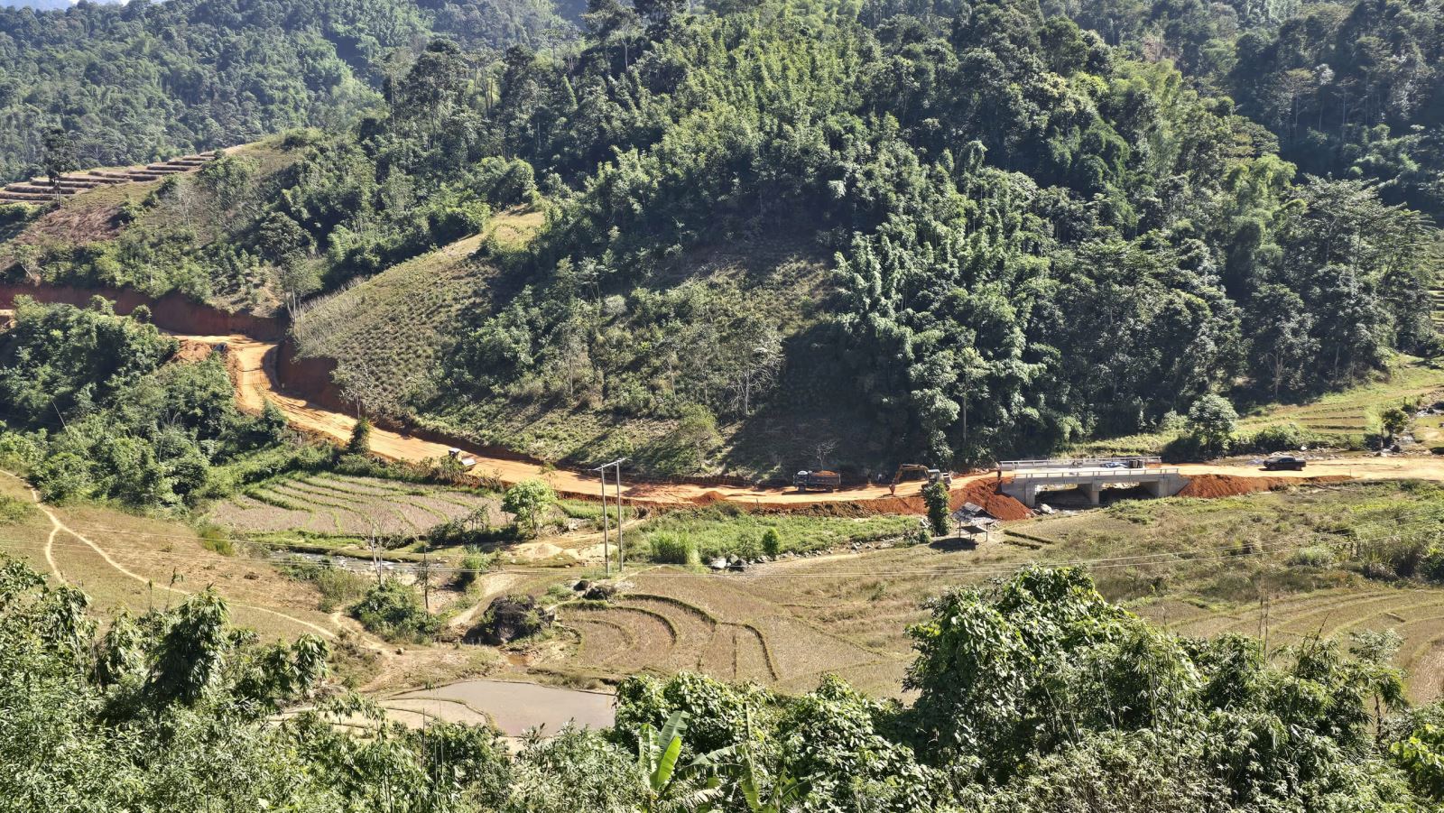 Hạ tầng giao thông trong bản đang được đầu tư mới.