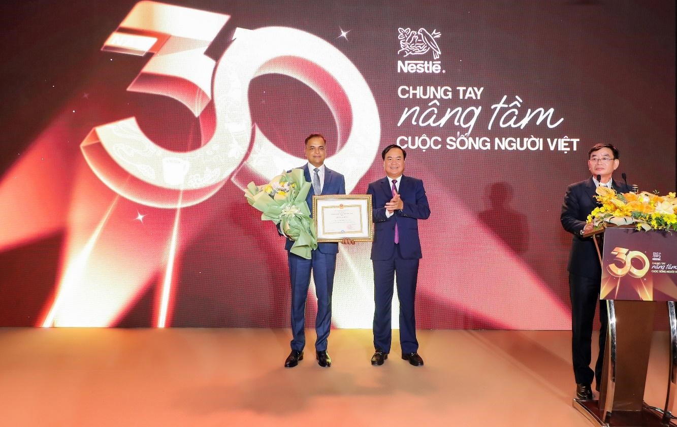 Đại diện Bộ Nông nghiệp và Môi trường trao bằng khen cho Nestlé Việt Nam vì những đóng góp cho sự phát triển nông nghiệp, nông thôn 