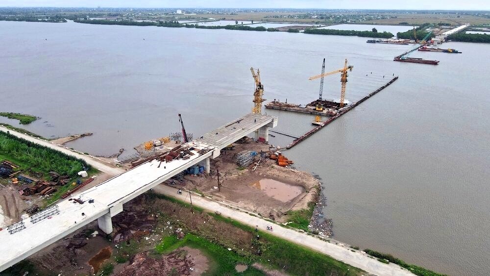 Cầu vượt sông Hồng nối huyện Giao Thuỷ, tỉnh Nam Định với huyện Tiền Hải, tỉnh Thái Bình trên tuyến đường bộ ven biển.