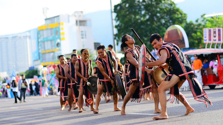 Biểu diễn cồng chiêng bên bờ biển Quy Nhơn. Ảnh: nhandan.vn