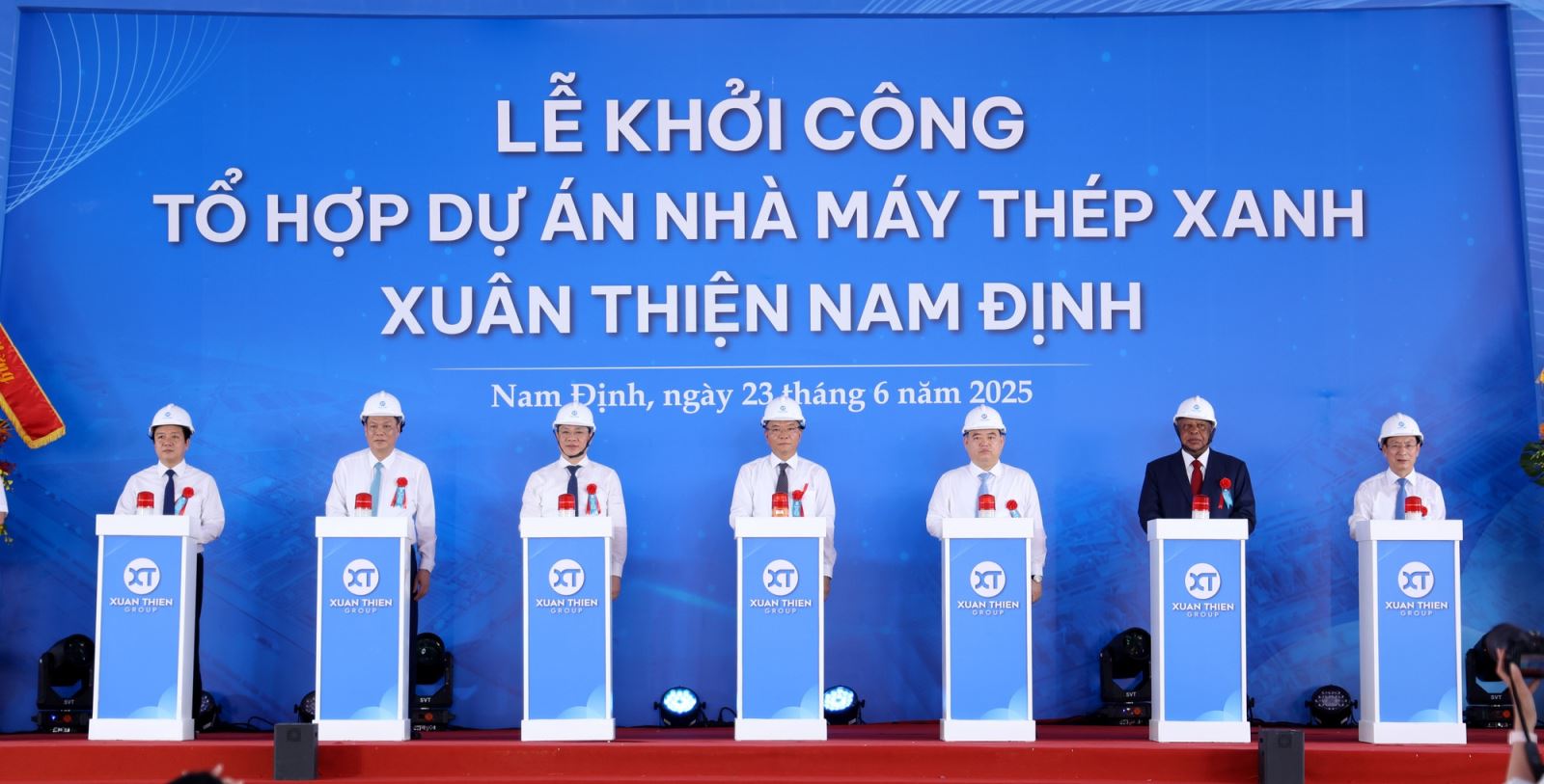 Các đại biểu thực hiện nghi thức khởi công dự án.