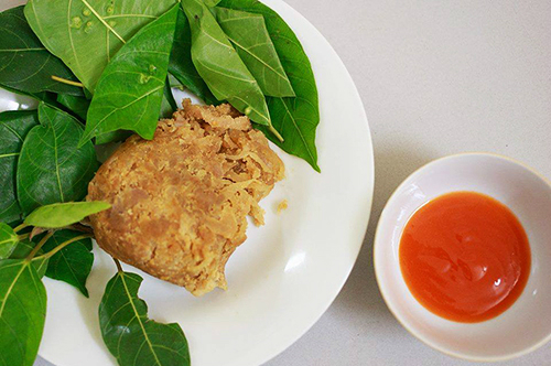 Nem Bùi ăn cùng lá sung, tương ớt thơm ngon dậy vị (nguồn: sưu tầm)