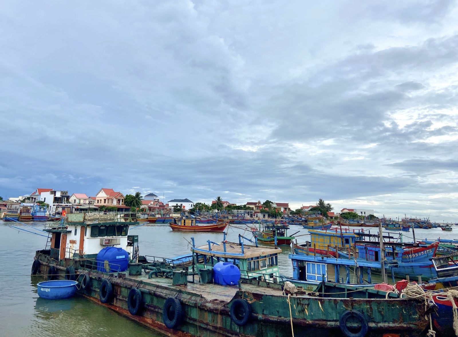Một vài tàu cá neo đậu ở âu thuyền Quảng Phú (Quảng Trạch - Quảng Bình)