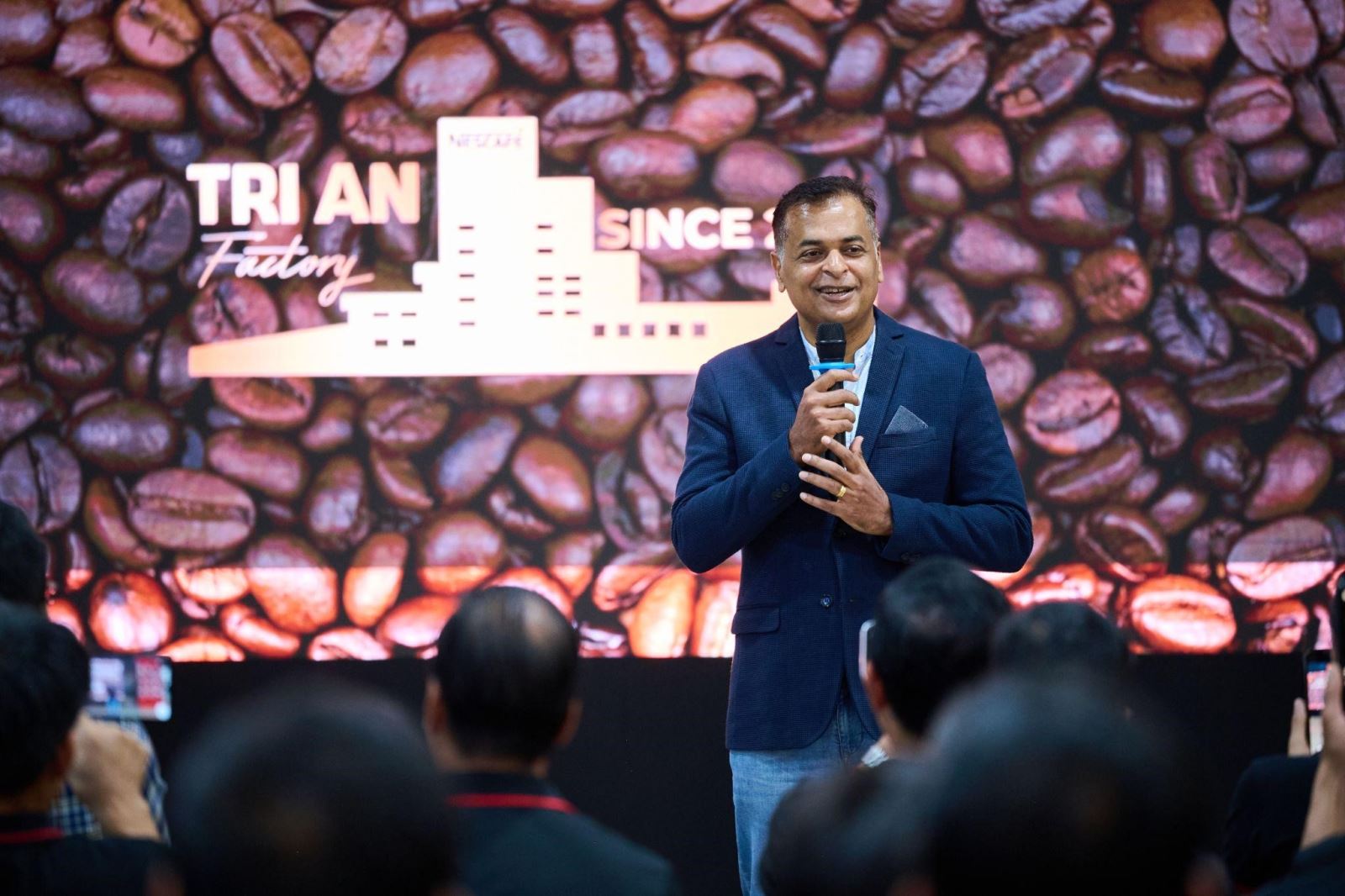 Ông Binu Jacob – Tổng Giám Đốc Nestlé Việt Nam phát biểu chào mừng đoàn nông dân tiêu biểu đến tham quan nhà máy