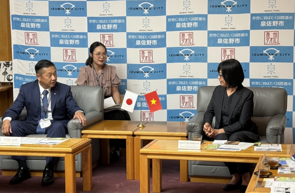 Phó Chủ tịch UBND tỉnh Gia Lai Nguyễn Thị Thanh Lịch làm việc với ông Chiyomatsu Hiroyasu – Thị trưởng thành phố Izumisano.