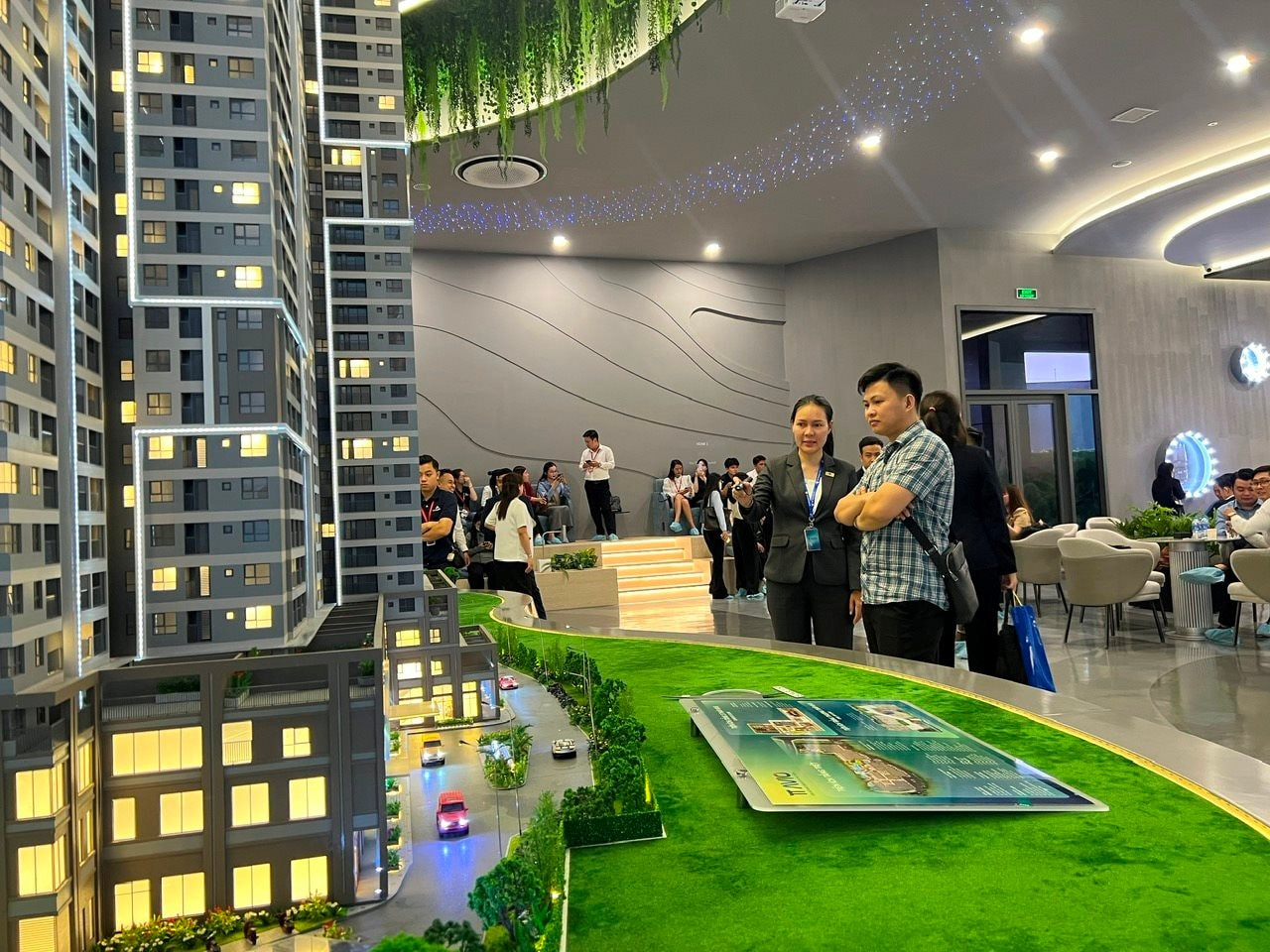 Đẩy mạnh xây dựng nhà ở xã hội và nhà ở thương mại giá hợp lý là cấp thiết để đáp ứng nhu cầu của tầng lớp trung lưu đang tăng nhanh (dự báo đô thị hóa đạt 50% vào 2030)