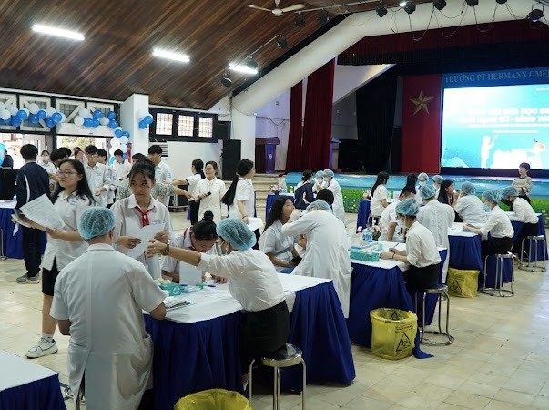 Buổi khám được thực hiện bởi đội ngũ bác sỹ, y tá chuyên môn cao, giàu kinh nhiệm