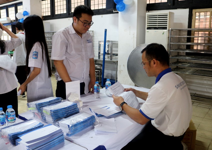 Bác sỹ, y tá phòng khám Nha khoa Smart Dental gửi kết quả khám tình trạng răng miệng tới các em học sinh