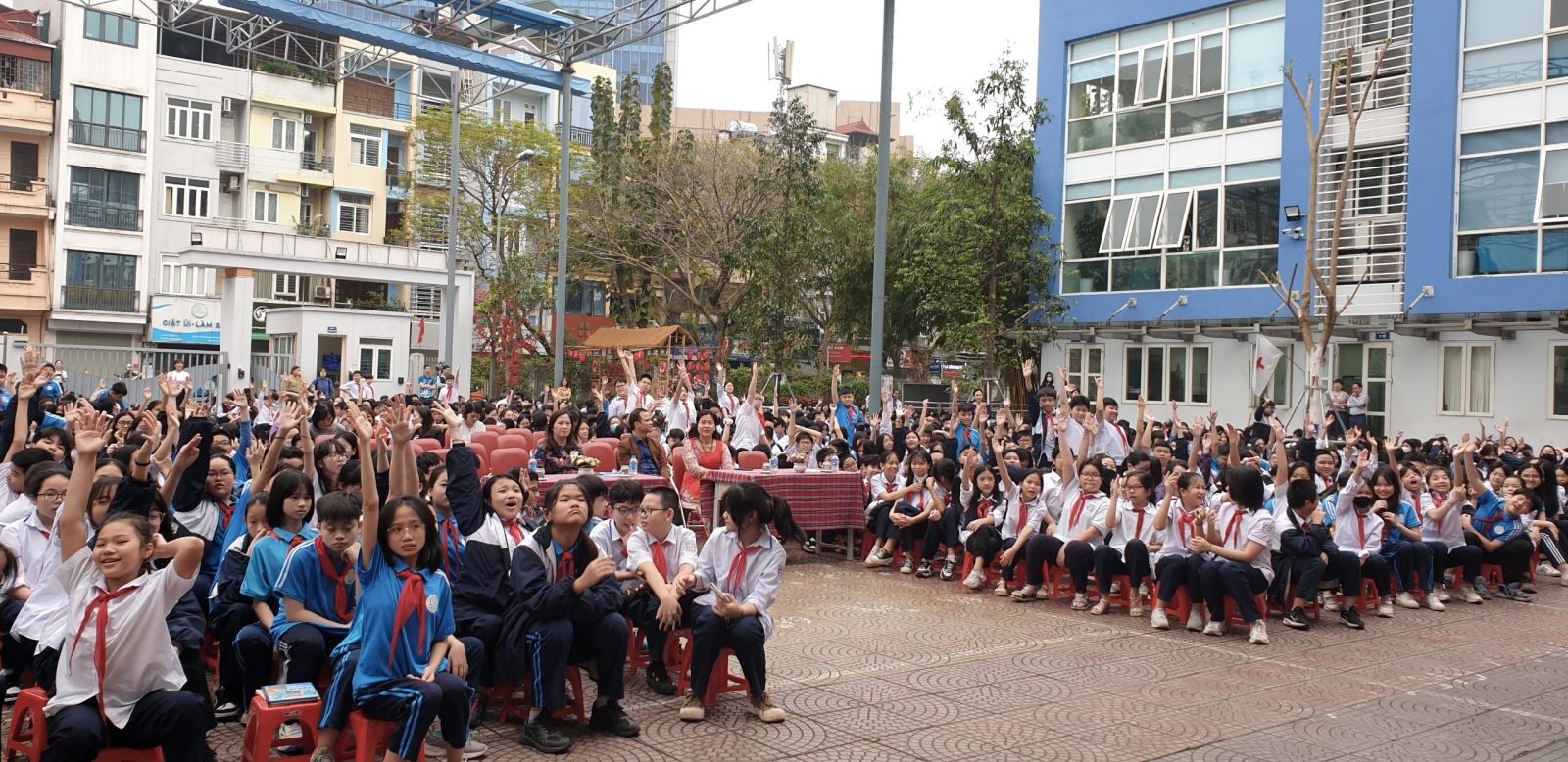  (Các em học sinh trong trường hào hứng khi tham gia trò chơi “trả lời đúng, nhận quà ngay” )