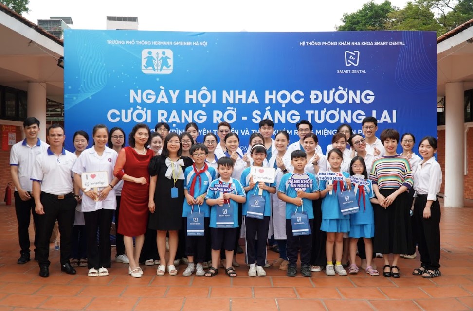 Ban giám đốc Nha khoa Smart  tặng quà cho học sinh Trường Phổ thông Hermann Gmeiner Hà Nội 