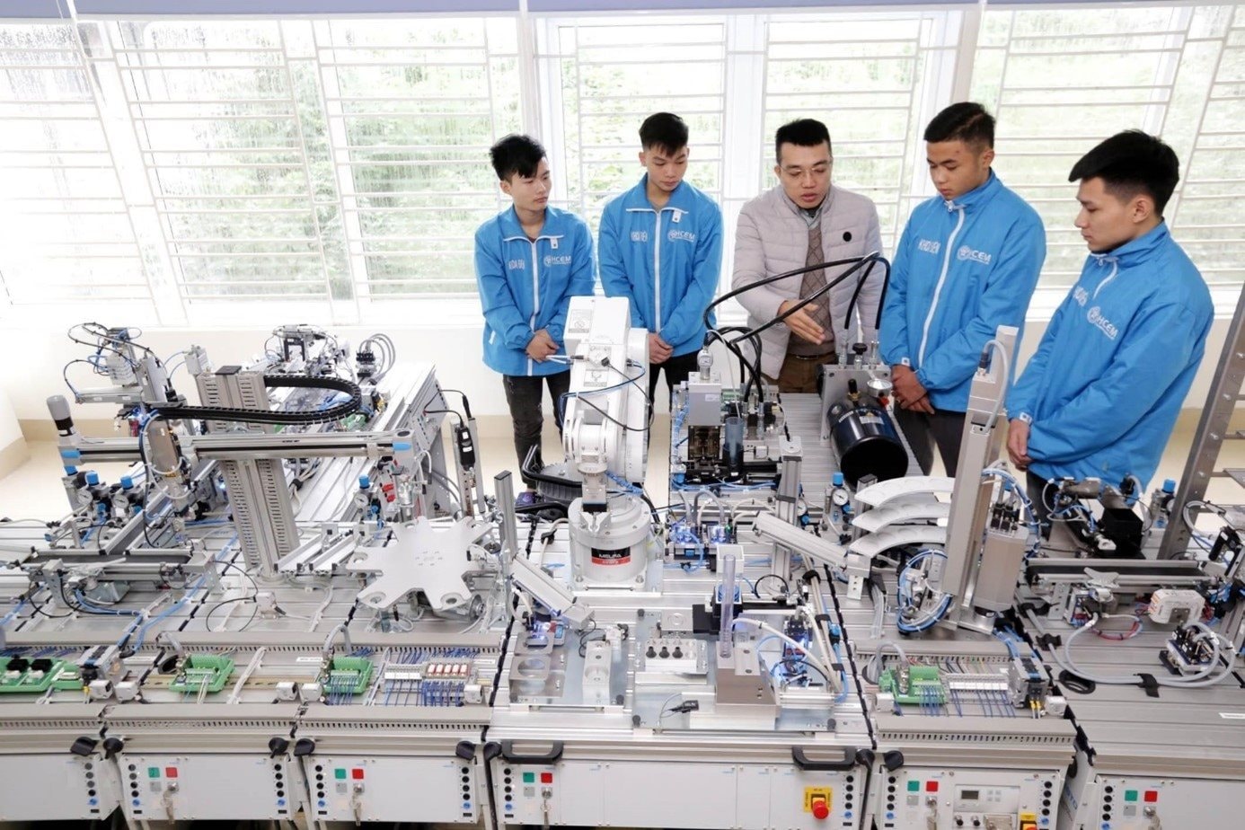 Hiện nay có khoảng 70% trên tổng số trường đại học và cao đẳng ở Việt Nam hiện đang đào tạo nhóm ngành phát triển nhân lực công nghệ số.