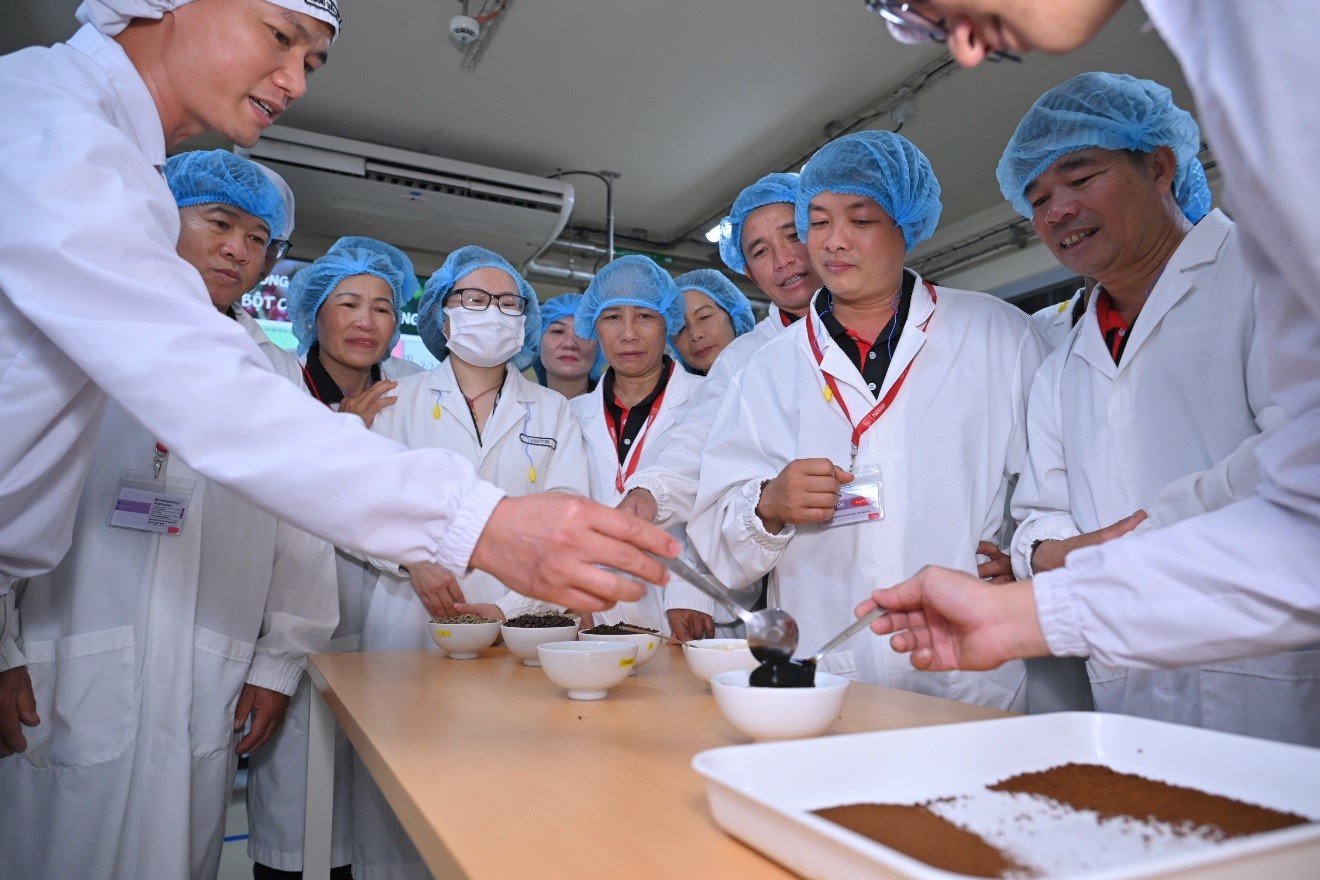 Nông dân NESCAFE PLAN tìm hiểu quy trình sản xuất từ hạt cà phê ra thành phẩm