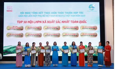 Đại diện Hội LHPN Việt Nam và Nestlé Việt Nam cùng đại diện 10 Hội LHPN cấp xã có thành tích xuất sắc nhất năm 2023
