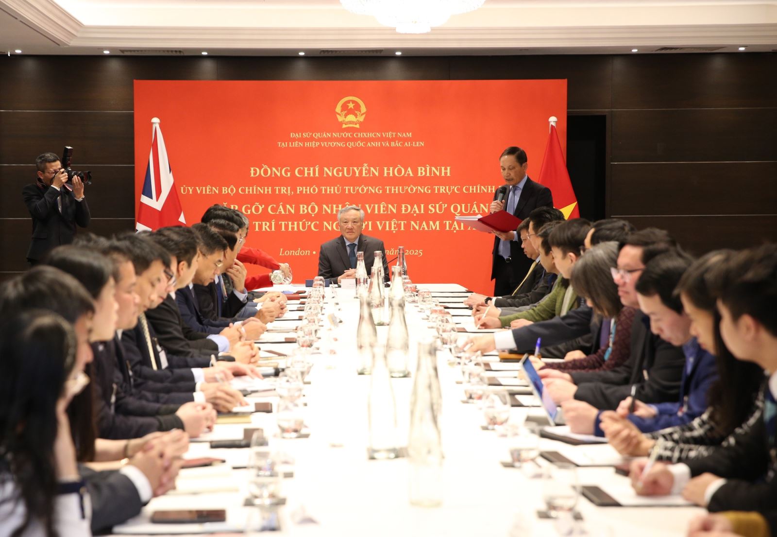 Phó Thủ tướng Thường trực Nguyễn Hòa Bình mong muốn Hội trí thức người Việt Nam tại Anh luôn đồng hành và tiếp tục có sự đóng góp cho sự hình thành và phát triển các trung tâm tài chính quốc tế tại Việt Nam - ẢNh: VGP/Nguyễn Hoàng