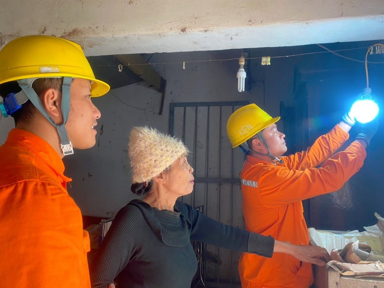 Công nhân Điện lực Quỳnh Lưu thực hiện sửa chữa, thay mới hệ thống điện cho các hộ nghèo, người già neo đơn trên địa bàn huyện.