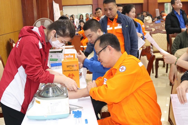  Công nhân Công ty Điện lực Nghệ An hưởng ứng tham gia chương trình “Tuần Lễ hồng EVN” lần thứ VIII, hiến máu nhân đạo tình nguyện năm 2022.