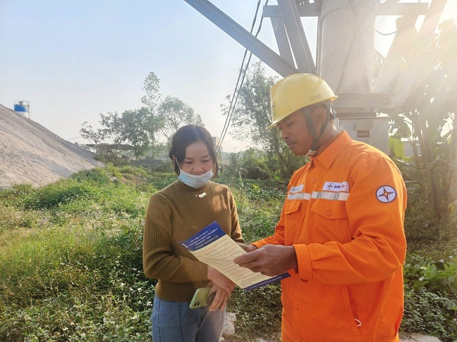 Nằm trong chuỗi hoạt động Thánh tri ân khách hàng, PC Nghệ An tăng cường công tác tuyên truyền khách hàng sử dụng điện an toàn, tiết kiệm và hiệu quả