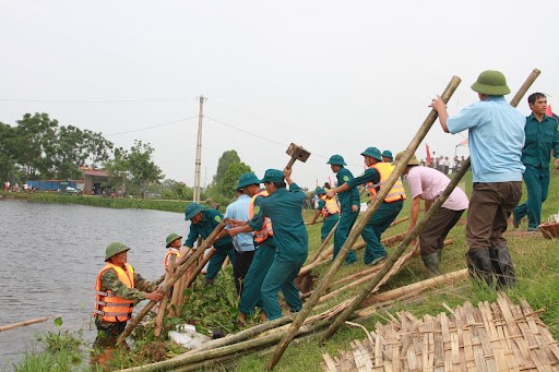 Xử lý sự cố đê trong diễn tập phòng chống lụt bão.