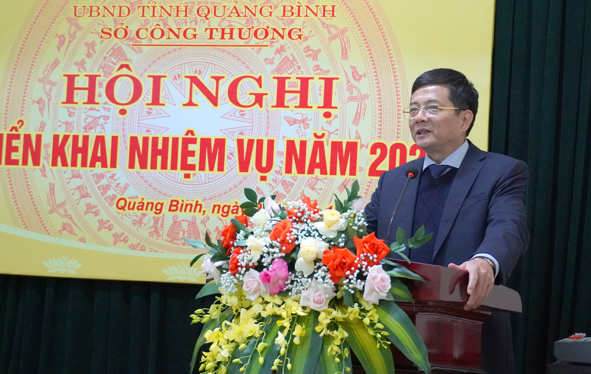 Đồng chí Phạm Quang Hải, Giám đốc Sở Công Thương phát biểu tại hội nghị