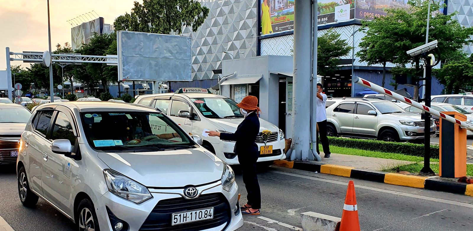 Thí điểm thu phí không dừng tại các sân bay để giải toả ùn tắc. Ảnh: Internet 