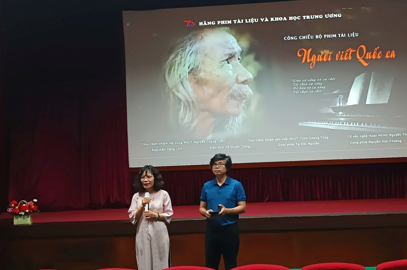 đạo diễn Đặng Linh và NSƯT Trịnh Quang Tùng lắng nghe những chia sẻ của khan giả sau buổi công chiếu phim “Người viết Quốc ca”