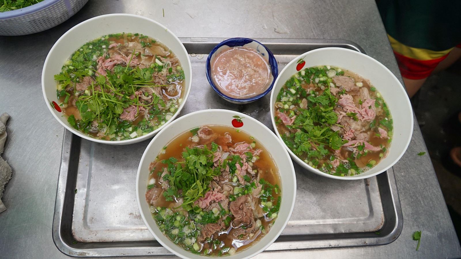 Món phở bò Nam Định hấp dẫn thực khách bởi bánh phở sợi nhỏ, mỏng mà dai, mềm, không nát
