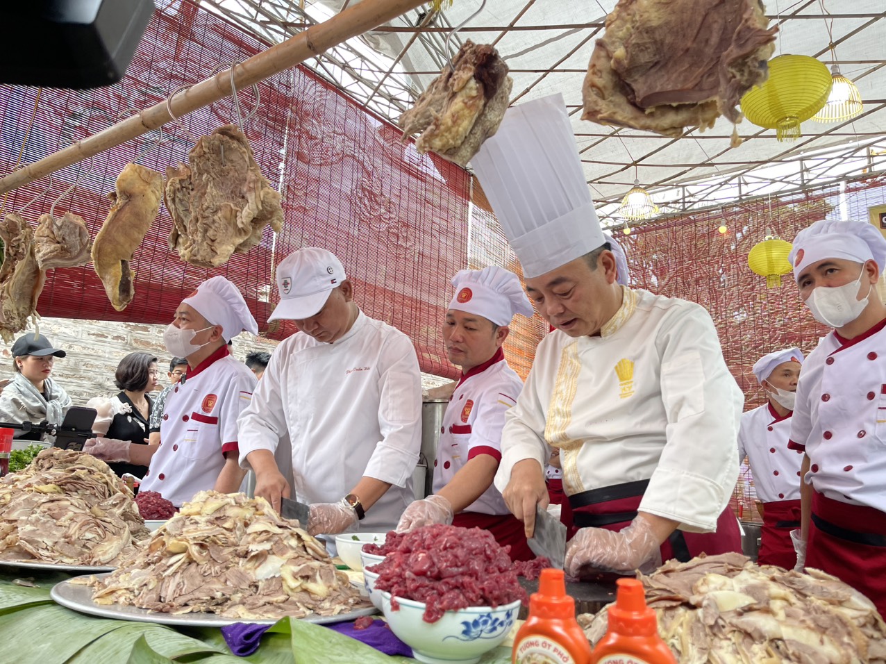 Các nghệ nhân, chuyên gia chuẩn bị thịt và nước dùng phở để phục vụ du khách tại Festival phở năm 2024 tại Nam Định - Quê hương của nghề phở