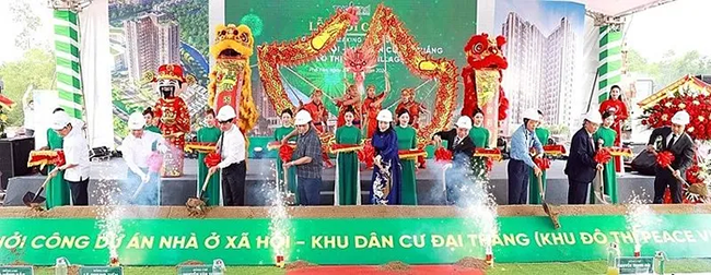 Bí thư Tỉnh ủy Thái Nguyên Nguyễn Thanh Hải; Thứ trưởng Bộ Xây dựng Nguyễn Văn Sinh và các đại biểu thực hiện nghi thức khởi công dự án. Ảnh Việt Hoan