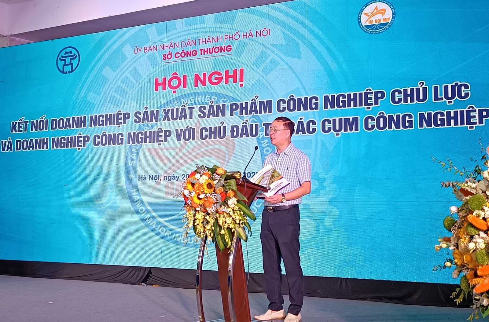 Ông Lê Minh Nghĩa - Phó Tổng Giám đốc Công ty Tập đoàn Phú Mỹ giới thiệu về khu công nghiệp Phú Nghĩa đóng trên địa bàn huyện Chương Mỹ