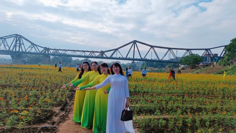 Rất nhiều chị em phụ nữ Thủ đô đã đến hưởng ứng, check -in và lan tỏa hình ảnh đẹp của Bến hoa Phúc Xá 