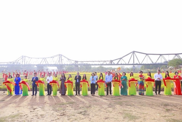 Nghi thức cắt băng ra mắt công trình Bến hoa Phúc Xá sáng ngày 30/10