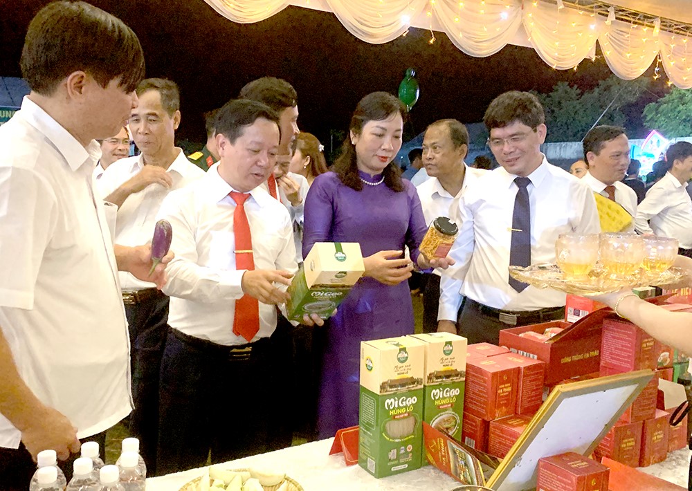 Phiên chợ quảng bá, xúc tiến thương mại, kết nối cung cầu sản phẩm OCOP và nông sản an toàn tại huyện Yên Lập. (Nguồn ảnh: Báo Phú Thọ).