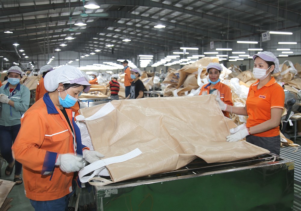 Sản xuất bao bì xuất khẩu tại Công ty Hyosung, Cụm công nghiệp Tân Phú, huyện Tân Sơn. (Ảnh nguồn: Báo Phú Thọ).