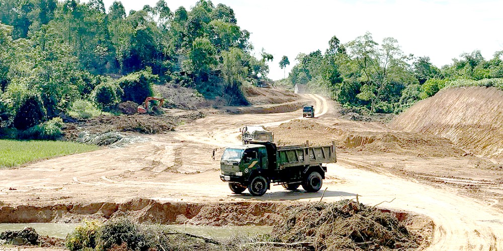 Khẩn trương đẩy nhanh tiến độ dự án cải tạo, gia cố và nâng cấp đường Âu Cơ, đoạn qua địa bàn huyện Phù Ninh. (Nguồn ảnh: Báo Phú Thọ).
