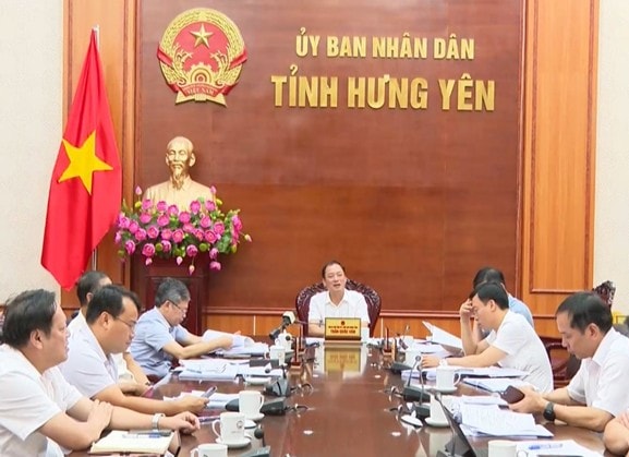Chủ tịch UBND tỉnh Hưng Yên Trần Quốc Văn điều hành phiên họp. Ảnh HYTV