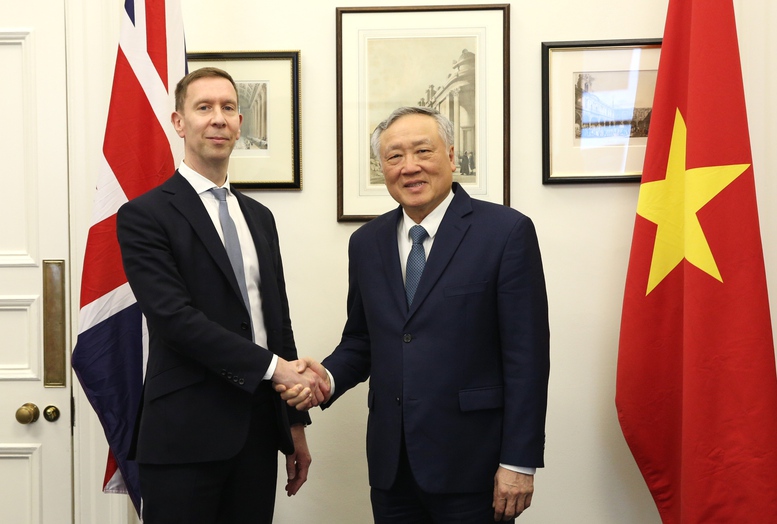 Phó Thủ tướng Thường trực Chính phủ Nguyễn Hòa Bình và Thứ trưởng Bộ Tài chính Vương quốc Anh Lord Livermore – Ảnh: VGP/Nguyễn Hoàng