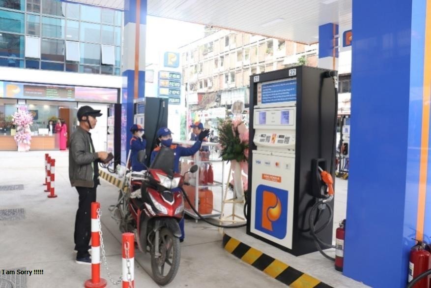 Phong cách bán hàng chuyên nghiệp tại các cửa hàng Petrolimex thu hút được nhiều khách hàng.