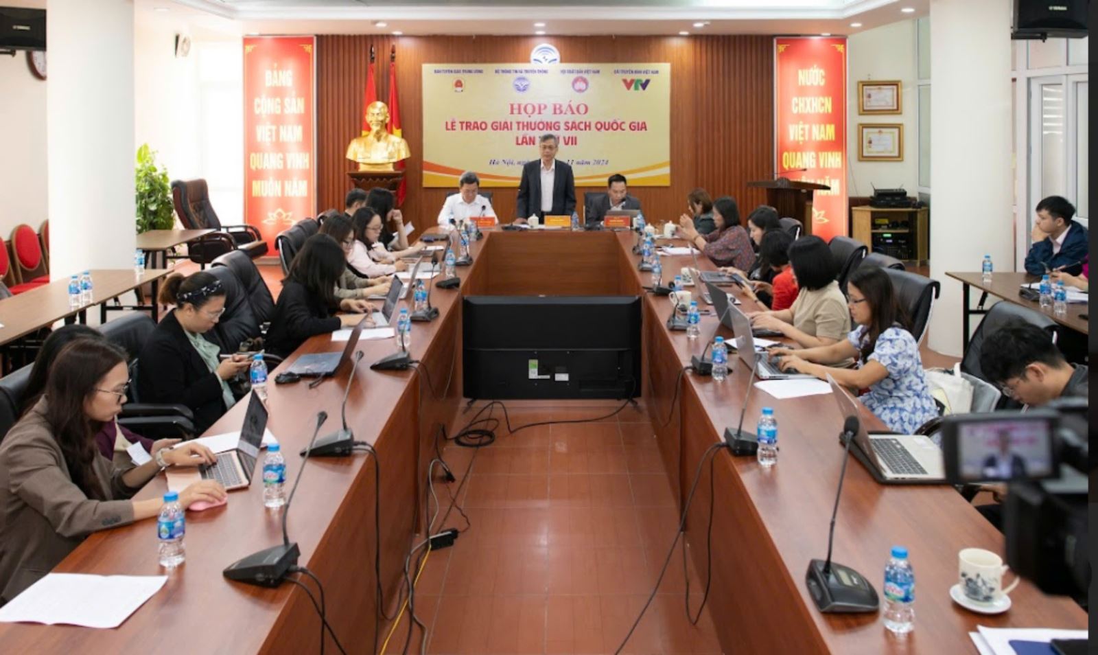 Quang cảnh buổi họp.