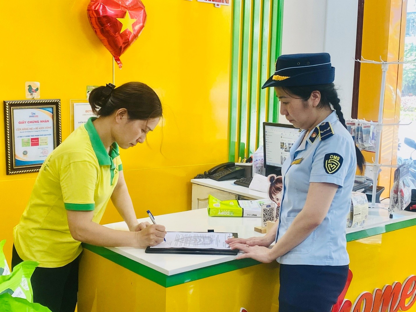 Các cơ sở kinh doanh ký cam kết với cơ quan chức năng.