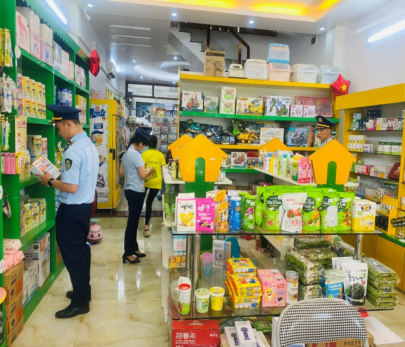 Kiểm soát chất lượng sản phẩm lưu thông qua các kênh bán lẻ truyền thống và thương mại điện tử. Ảnh QLTT Thanh Hoá.